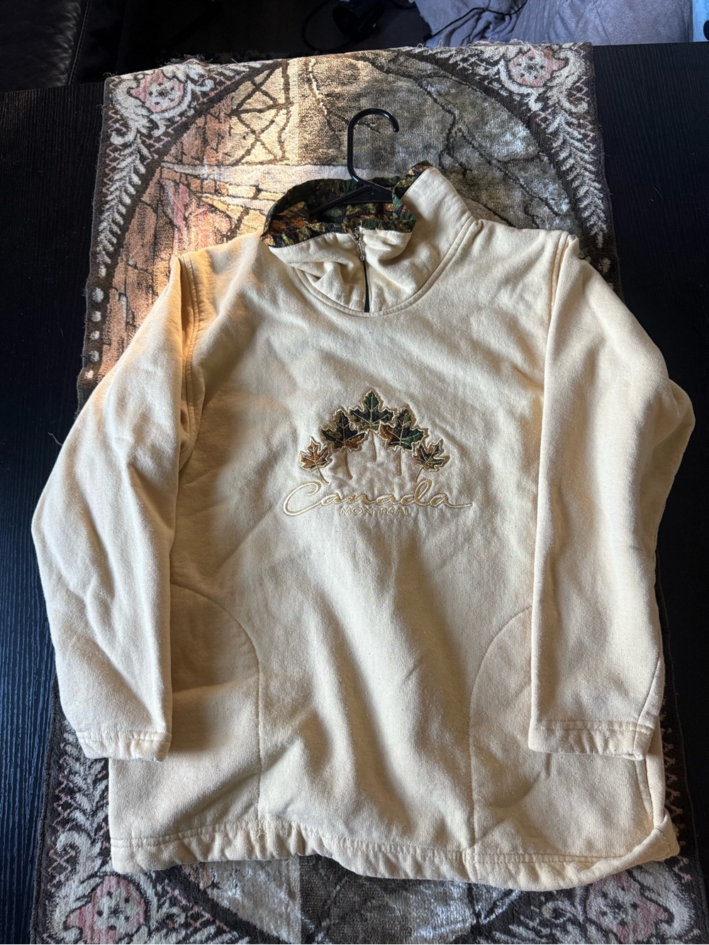 Vintage Cityscape Canada Montreal Embroidered Fleece Pullover size-Medium